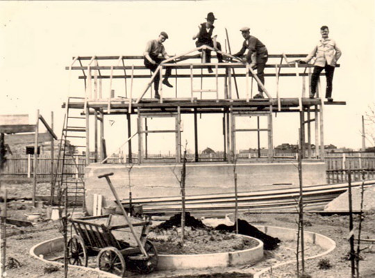 1927 Bau der ersten Lauben