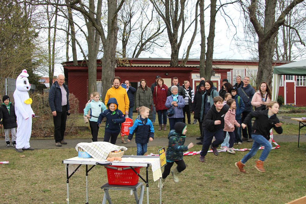 Kinder stürmen los zu den Nestern