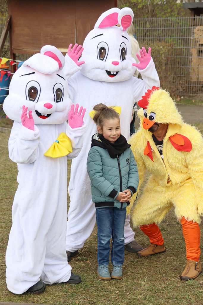 Foto mit beiden Osterhasen und dem Osterküken